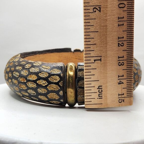 Beautiful Boho Bangle Bracelet 7.5" Carved Wood & Brass Art of Wear Black Brown - Picture 6 of 7